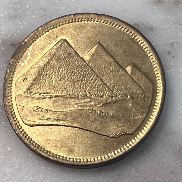 Other - 1984 Egyptian 5 Qirsh (Piastres) coin